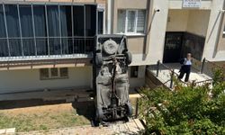 Denizli'de kontrolden çıkan otomobil apartmanın bahçesine düştü