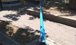 Efeler'de aydınlatma direğinin devrilmesi sonucu 2 kişi yaralandı