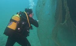 İzmir Karaburun'da denizden 1,5 ton hayalet ağ çıkarıldı