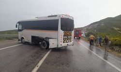 İzmir'de otomobil ile otobüsün çarpıştığı kazada 13 kişi yaralandı
