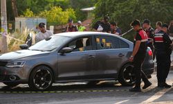 İzmir'de seyir halindeki otomobile silahlı saldırıda 3 kişi öldü, 3 kişi yaralandı