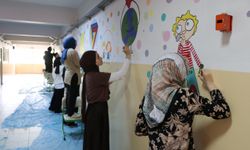 Kütahya'da üniversite öğrencileri ilkokul koridorlarını bilim ve sanat çizimleriyle renklendirdi