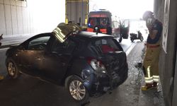 Alt Geçidin Duvarına Çarpan Otomobildeki 5 Kişi Yaralandı
