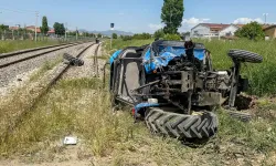 Uşak’ta Hemzemin Geçitte Kaza: Traktörle Tren Çarpıştı