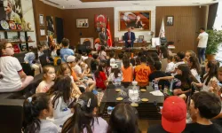 İki Okuldan Başkan Yalım’a Ziyaret: Makamda Renkli Görüntüler