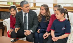 Uşak’ta İlkokul Öğrencilerinden Vali Aktaş'a Kitap Sürprizi