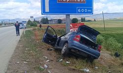 Afyonkarahisar'da yön tabelasına çarpan otomobildeki bir kişi öldü
