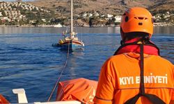 Bodrum açıklarında sürüklenen teknedeki 2 kişi kurtarıldı