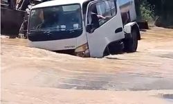Bodrum'da tanker, patlayan içme suyu hattı nedeniyle oluşan çukura düştü