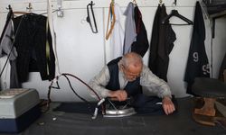 Çocukken başladığı terzilikte iğne ipliği 80 yıldır elinden düşürmüyor