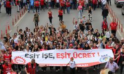 Greve çıkan İzmir Büyükşehir Belediyesi işçileri yürüyüş yaptı