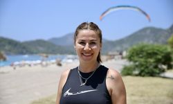 Hobisini mesleğe dönüştüren kadın, adrenalin tutkunlarını gökyüzüyle buluşturuyor