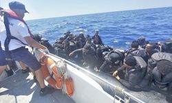 İzmir açıklarında sürüklenen lastik bottaki 47 düzensiz göçmen kurtarıldı