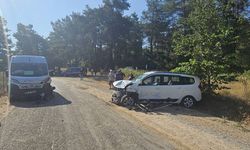 Muğla'da servis minibüsü ile otomobilin çarpıştığı kazada 9 kişi yaralandı