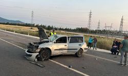 Uşak'ta Araç Refüje Çarpıp Takla Attı: 3 yaralı