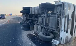 Refüje Çarpan Tırın Sürücüsü Öldü