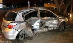 Refüje Çarpan Otomobildeki 4 Kişi Yaralandı