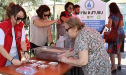 Aydın'da gönüllü gençler vatandaşlara aşure dağıttı
