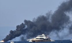 Bodrum açıklarında yanan motoryat battı