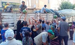 Çay'da hayırsever iş insanı vatandaşlara bir tır karpuz dağıttı