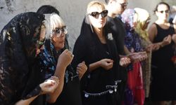 Sanatçı Safiye Soyman vefat eden oğlu Harun Akaröz için mezarı başında dua okuttu