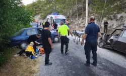 Kütahya'da iki otomobilin çarpışması sonucu 5 kişi yaralandı