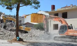 Uşak'ta 23 Nisan Ortaokulu Yıkıldı!