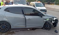 Afyonkarahisar'da kamyona çarpan otomobildeki 4 kişi yaralandı