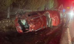 İzmir'de devrilen otomobildeki 4 kişi yaralandı