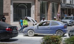 İzmir'de yanan otomobilde hasar oluştu