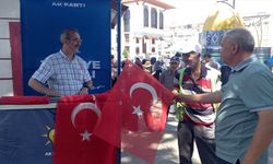 Kütahya'da AK Parti Merkez İlçe Başkanlığı vatandaşlara Türk bayrağı hediye etti