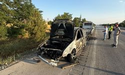 Sandıklı'da seyir halindeki otomobil yandı