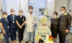 İç organları dışarıda doğan bebek, ailesi ve doktorların kararlılığıyla yaşama tutundu