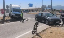 Kamyonet İle Otomobil Çarpıştı: 7 Yaralı!