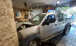 Manisa'da pikap otomobile çarpıp mobilya mağazasına girdi, 2 kişi yaralandı