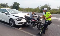 Motosikletli Aileye Otomobil Çarptı: Baba ve 2 Çocuk Yaralı