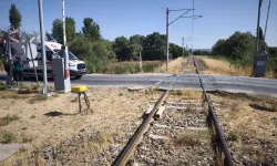 Turgutlu'da yolcu treninin çarptığı kamyonette hasar oluştu