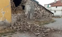 Ulubey’de Deprem Etkisi: Eski Muhtarın Evinin Duvarı Yıkıldı
