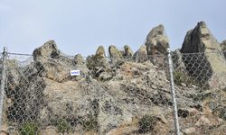 Afyonkarahisar'da kayaların yerleşim bölgesine düşmesi çelik ağlarla engellendi