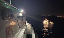 Bodrum açıklarında sürüklenen bottaki 20 düzensiz göçmen kurtarıldı