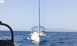 Fethiye açıklarında sürüklenen teknedeki 2 kişi kurtarıldı