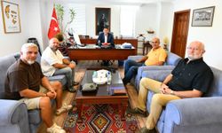 Fethiye'de yamaç paraşütü pilotları, Belediye Başkanı Karaca'yı ziyaret etti