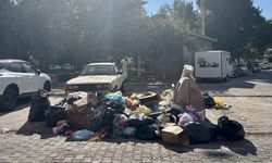 İzmir Karşıyaka'da toplanmayan çöpler tepkiye neden oluyor