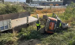 Aydın'da iş makinesi taşıyan kamyonun devrilmesi sonucu 2 kişi yaralandı