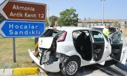 Banaz’da İki Otomobil Çarpıştı: 2 Yaralı