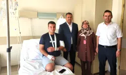 Uşak’ta bıçaklı saldırıya uğrayan güvenlikçiyi Sağlık Müdürü ziyaret etti