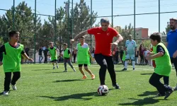 Vali Naci Aktaş, Çocuklarla Maç Yaptı