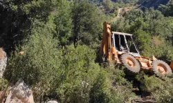 Manisa'da uçuruma yuvarlanan iş makinesinin operatörü yaşamını yitirdi