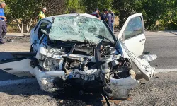 İzmir-Uşak Yolunda İki Otomobil Çarpıştı: 3 Ölü, 2 Yaralı