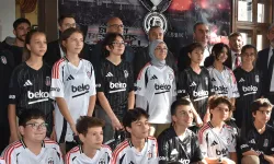 Beşiktaş Kulübü üyeleri, Afyonkarahisar'da öğrencilere forma hediye etti